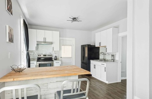 Mexicantown - Southwest Detroit Cottage | Downtown Detroit Gem 3 Bedrooms & Culture!