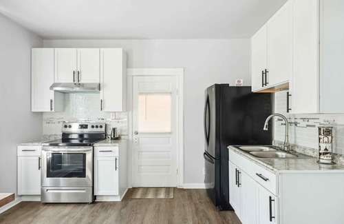 Mexicantown - Southwest Detroit Cottage | Downtown Detroit Gem 3 Bedrooms & Culture!