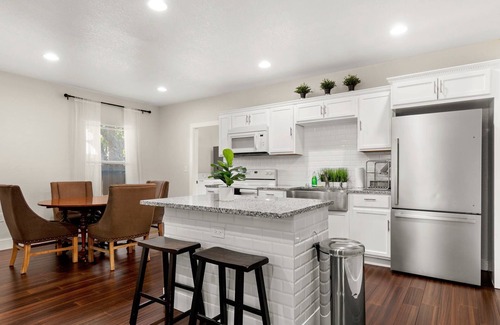Eastside Promise Neighborhood House | Downtown Dignowity | Upbeat Urban Oasis with Private & Spacious Backyard | Extended Stays Welcome