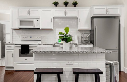 Eastside Promise Neighborhood House | Downtown Dignowity | Upbeat Urban Oasis with Private & Spacious Backyard | Extended Stays Welcome