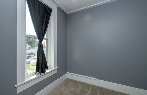 Dover Apartment | Downtown Dover Renovated Apt, 3 beds, WiFi, Private Parking