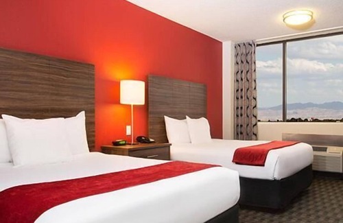 Downtown Las Vegas House | Downtown Escape! 4 Great Units, Casino, FREE Parking, Nightly Entertainment!