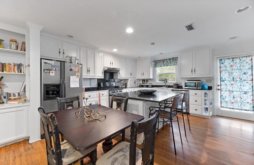 Fairhope House | Downtown Fairhope Cottage just minutes from shops, restaurants, & bay