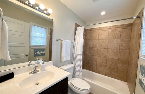 MLK University House | Downtown Home Away from Home 2