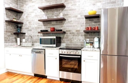 Eureka Springs Historic District Condo | Downtown+HotTub+Wifi+FreeParking @151 Spring Ste F