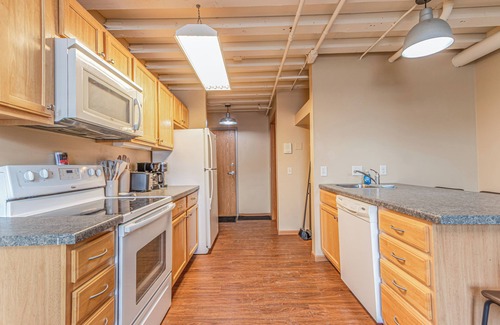 Fargo Apartment | Downtown I Keyless Entry I Smart TV I Free Parking I King Bed
