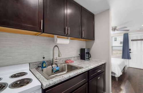 Kimmswick Condo | Downtown Kimmswick Room~Renovated~Prime Location