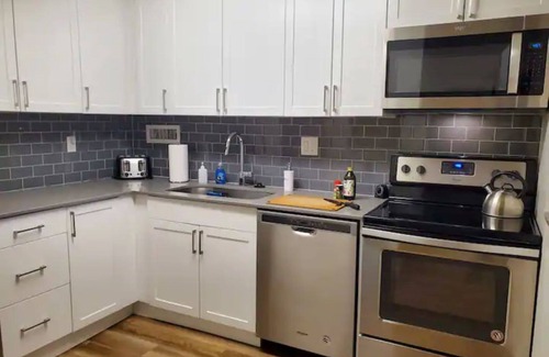 Downtown Apartment | Downtown/King Bed/Pool/Gym/Parking/Long Term Disc