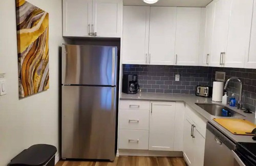 Downtown Apartment | Downtown/King Bed/Pool/Gym/Parking/Long Term Disc