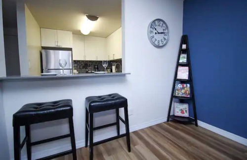 Downtown Apartment | Downtown/King Bed/Pool/Gym/Parking/Long Term Disc