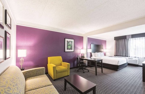 San Antonio Hotel | Downtown King Studio Getaway, Pet-Welcome, Near Hemisfair Plaza