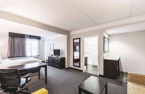 San Antonio Hotel | Downtown King Studio Getaway, Pet-Welcome, Near Hemisfair Plaza