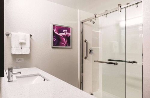 San Antonio Hotel | Downtown King Studio Getaway, Pet-Welcome, Near Hemisfair Plaza