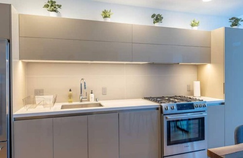 Moorpark House | Downtown LA - Luxe City View High-Rise With Office