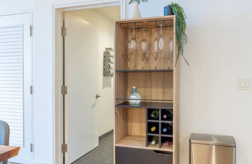 Moorpark House | Downtown LA - Luxe City View High-Rise With Office