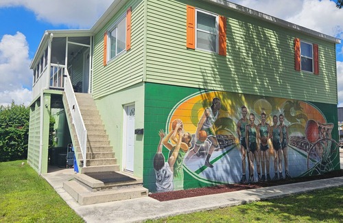 Lake Placid Apartment | DOWNTOWN LAKE PLACID FLORIDA MURAL TOUR APARTMENT - CLEAN AND NICE!