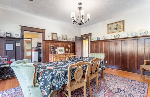 Leavenworth House | Downtown Leavenworth In the Middle of it all!