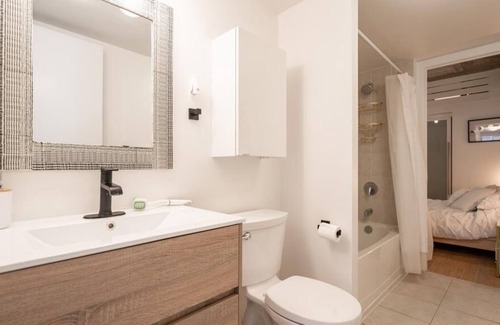 Downtown Toronto Condo | Downtown Lovely 2 Bedroom Condo with Pool fits 6 people