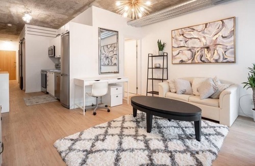 Downtown Toronto Condo | Downtown Lovely 2 Bedroom Condo with Pool fits 6 people