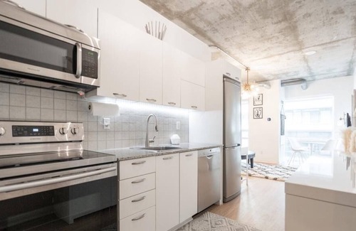 Downtown Toronto Condo | Downtown Lovely 2 Bedroom Condo with Pool fits 6 people