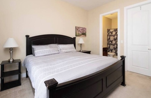 University Heights Condo | Downtown Luxury 2/2 Condo, Pool!