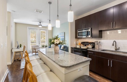 Courier City - Oscawana Apartment | Downtown Luxury APT | Pool | Gym | FREE parking C