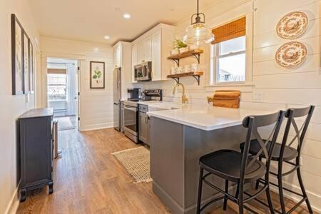West Dundee Apartment | Downtown Luxury Farmhouse Apartment #2