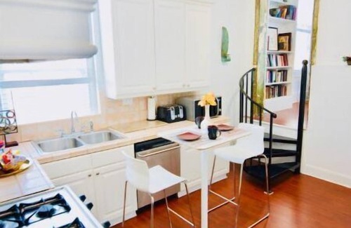Medical District House | Downtown Memphis Queen's Library with balcony Apt 201