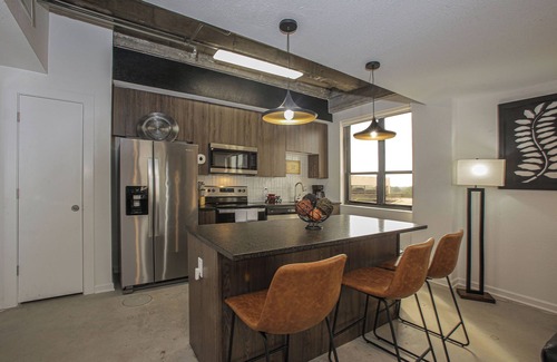 Columbia Apartment | Downtown Modern Industrial Oasis