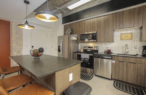 Columbia Apartment | Downtown Modern Industrial Oasis