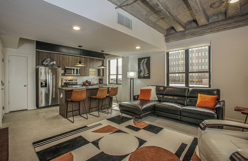 Columbia Apartment | Downtown Modern Industrial Oasis
