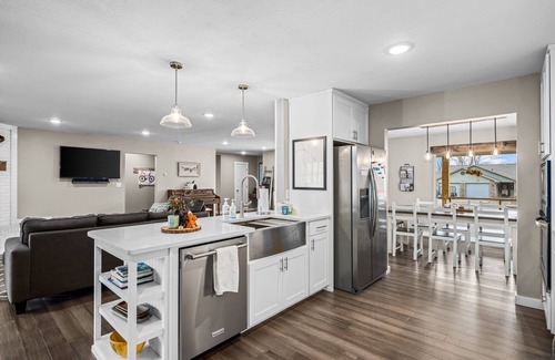 Bentonville House | Downtown, museums, MTB, & more! 4BR/3.5BT, pickleball, basketball, & game room!