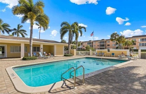 Old Naples Condo | Downtown Old Naples 2 Bed - One block from 3rd Street & 4 blocks to the Beach