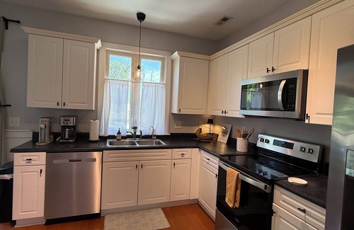 Wilmington House | Downtown PVT Parking Orange Street Retreat