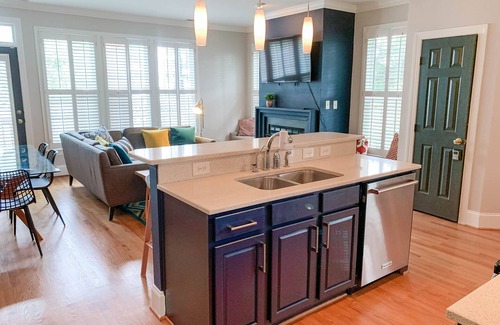 Glenwood South Condo | Downtown Raleigh- Walk to Capital, NC State, Starbucks, Peace University, Food