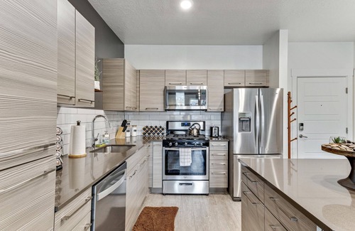 Downtown Salt Lake City Apartment | Downtown SLC, City View Apartment/hottub/Pool/Free Wifi/Workspace/garage