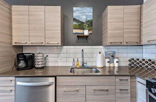 Downtown Salt Lake City Apartment | Downtown SLC, City View Apartment/hottub/Pool/Free Wifi/Workspace/garage