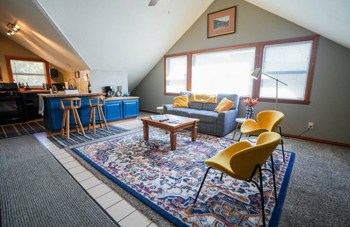 Downtown Salt Lake City House | Downtown SLC Loft by TRAX, Delta Center, Salt Palace, Temple, and Airport!