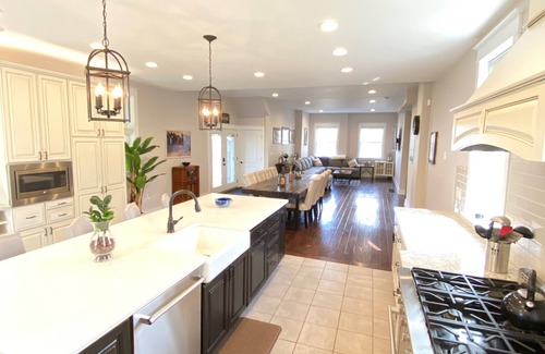 Saratoga Springs House | Downtown - Spacious Open Floor plan & Huge Kitchen Perfect for Family & Friend