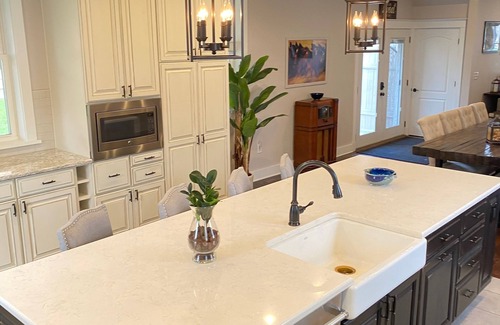 Saratoga Springs House | Downtown - Spacious Open Floor plan & Huge Kitchen Perfect for Family & Friend