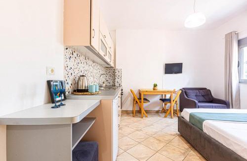 Himare Apartment | Downtown Studio - Cozy, Kitchen & Easy Access