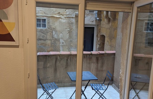 Saint-Michel Apartment | Downtown studio with private patio