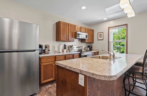 West Central Apartment | Downtown Studio with Jacuzzi & Game Room