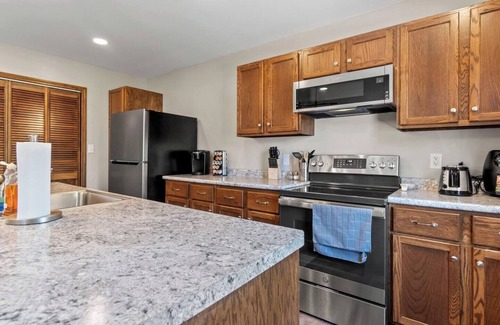 West Central Apartment | Downtown Studio with Jacuzzi & Game Room