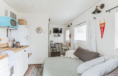 New Market House | Downtown Tiny Home near Shenandoah National Park