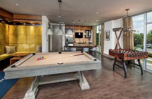Courier City - Oscawana Apartment | Downtown Top floor suite - Pool/Gym/Free Parking