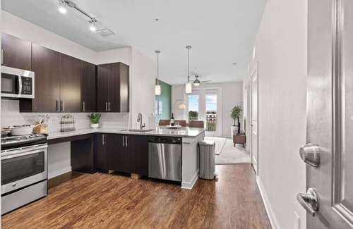 Courier City - Oscawana Apartment | Downtown Top floor suite - Pool/Gym/Free Parking