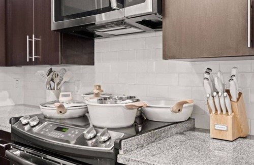 Courier City - Oscawana Apartment | Downtown Top floor suite - Pool/Gym/Free Parking