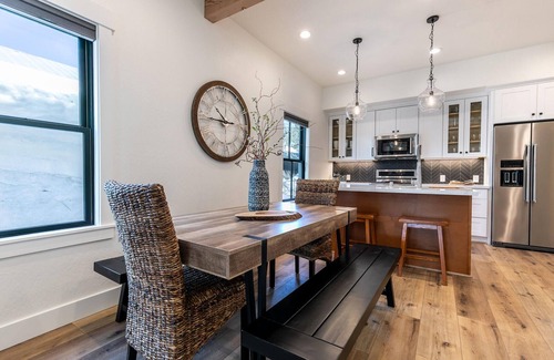 Truckee House | Downtown Truckee Luxury 6-bedroom house in Truckee. Spacious and Walkable!
