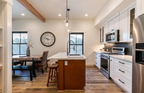 Truckee House | Downtown Truckee Luxury 6-bedroom house in Truckee. Spacious and Walkable!